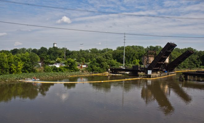 An environmental clean-up crew works to remove gasoline fuel from an ETP pipeline spill in Darby creek in Tinicum Township, Pa. (Kimberly Paynter/WHYY)
