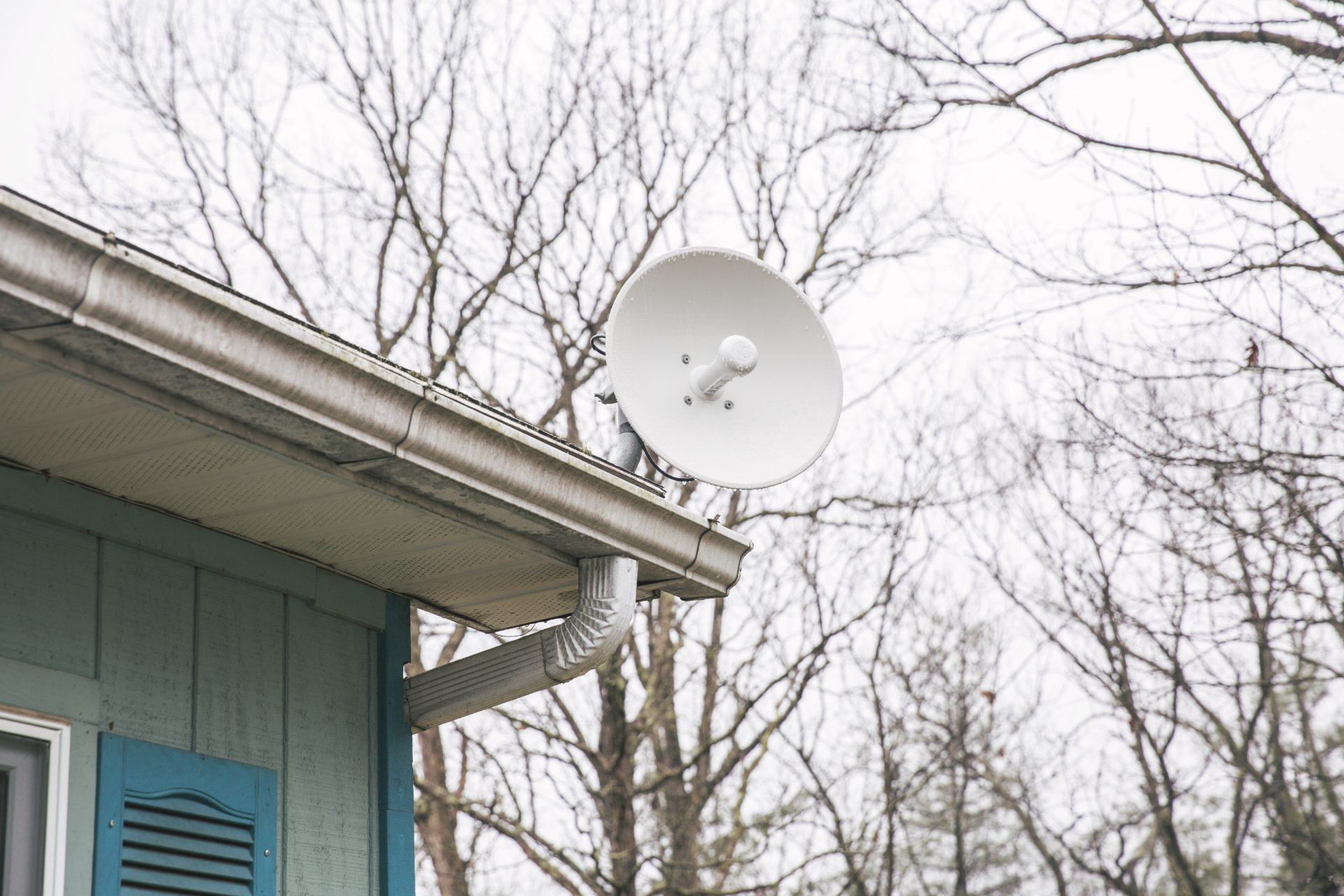 The radio receiver at Ken Diven’s home aims at the Stone Mountain radio tower. A signifiant limit in fixed wireless broadband connection is that it requires a direct line of sight.
