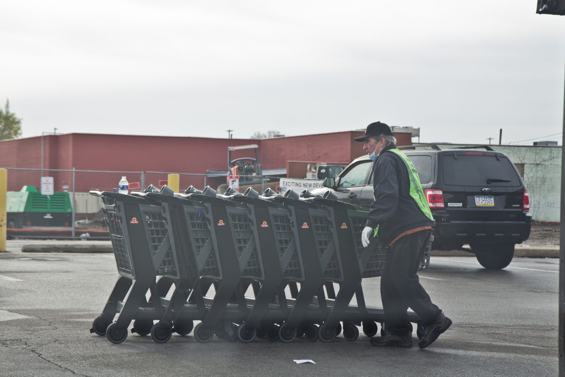 A Shop Rite employee returns carts to a port at the grocery store at 24th and Oregon Wednesday.