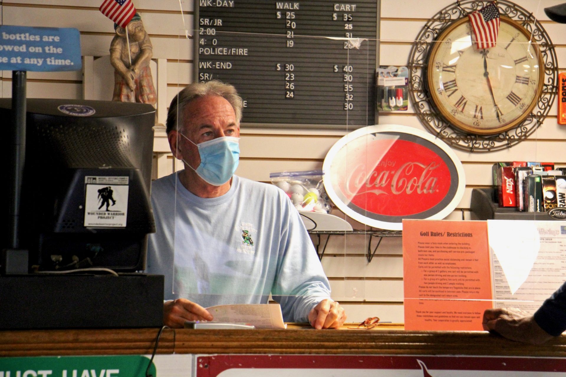 Bob Wheeler, manager of Juniata Golf Club, serves a customer. (Emma Lee/WHYY)