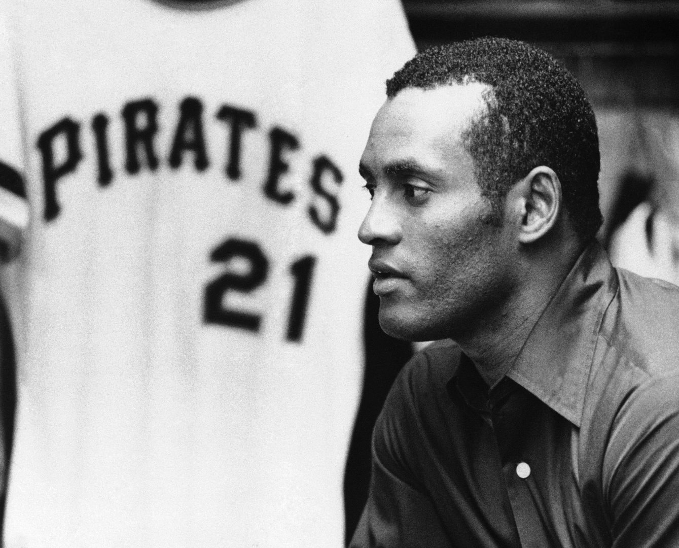 Pirates plan to honor Roberto Clemente with special jerseys