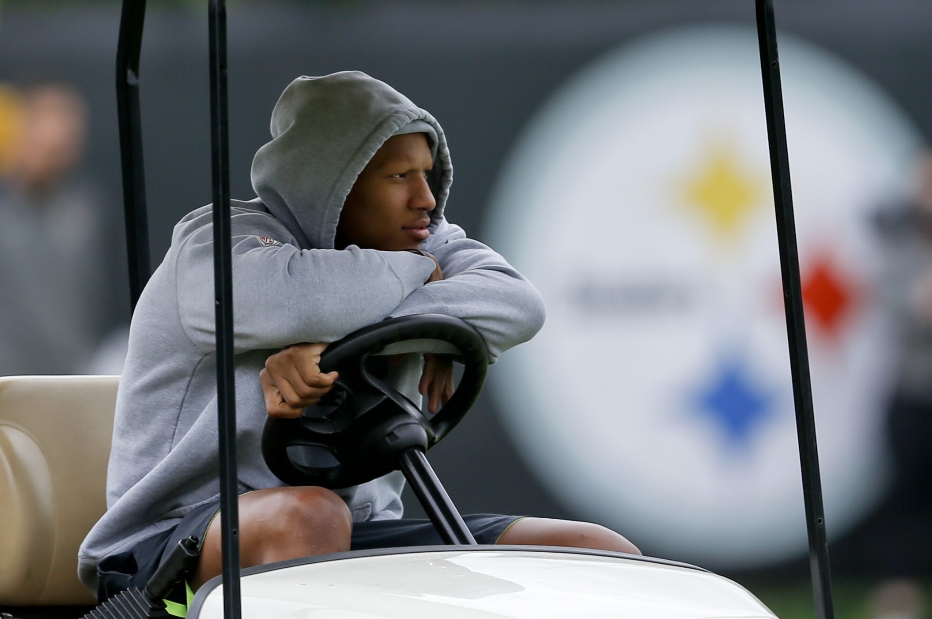 Pittsburgh Steelers linebacker Ryan Shazier (50) watches during an NFL football practice, Wednesday, June 6, 2018, in Pittsburgh