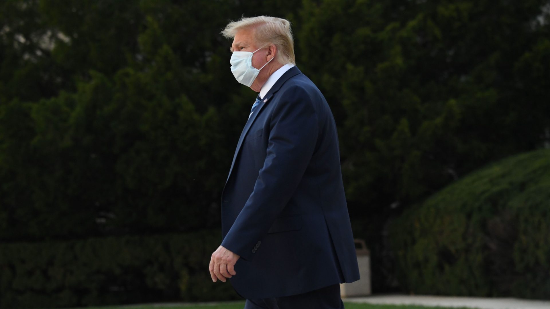 US President Donald Trump leaves Walter Reed Medical Center in Bethesda, Maryland heading towards Marine One on October 5, 2020, to return to the White House after being discharged. - Trump announced Monday he would be 