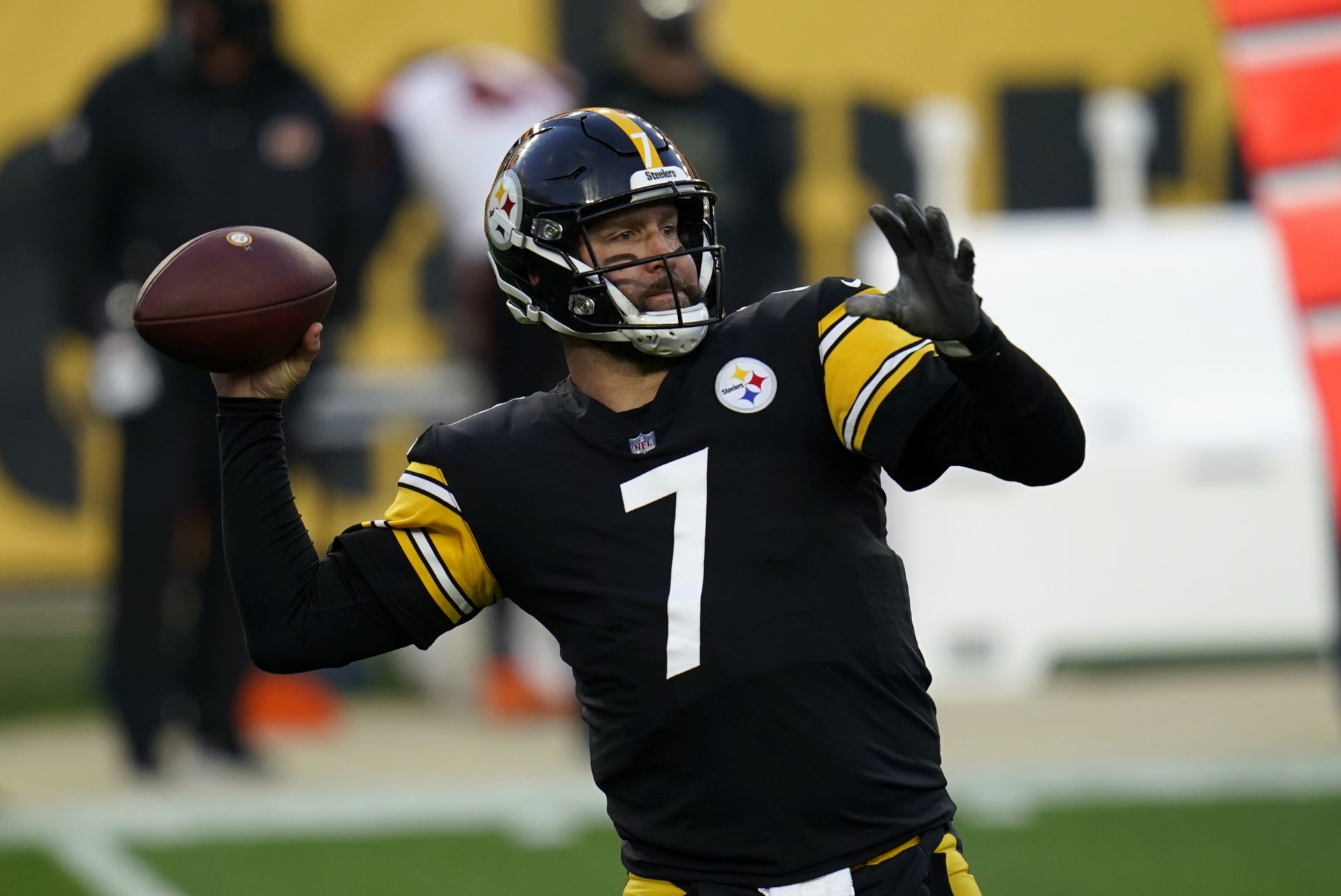Pittsburgh Steelers quarterback Ben Roethlisberger (7) throws a pass during the first half of an NFL football game against the Cincinnati Bengals, Sunday, Nov. 15, 2020, in Pittsburgh.