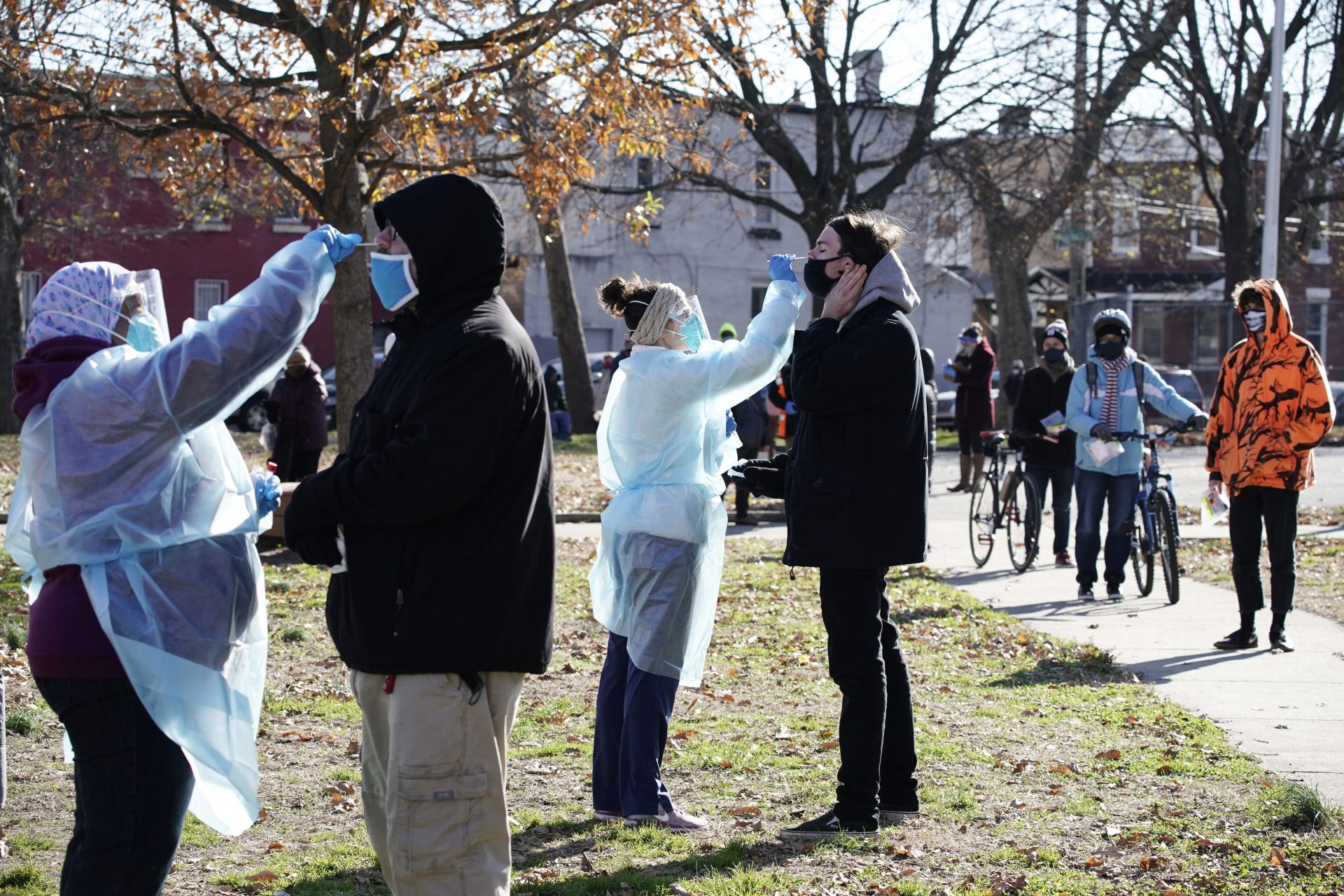Asistentele medicale înregistrate tamponează pacienții în timpul testării pentru COVID-19 organizată de Philadelphia FIGHT Community Health Centers din Mifflin Square Park, joi, 10 decembrie 2020, în sudul Philadelphiei.