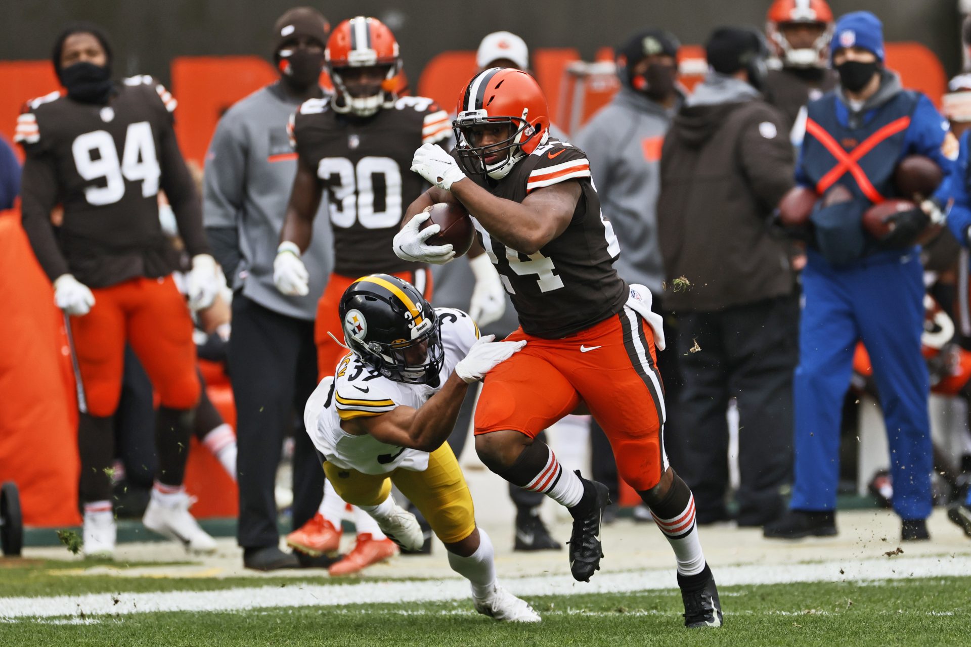 Cleveland Browns running back Nick Chubb (24) breaks a tackle from Pittsburgh Steelers free safety Minkah Fitzpatrick (39) for a 47-yard touchdown during the first half of an NFL football game, Sunday, Jan. 3, 2021, in Cleveland.