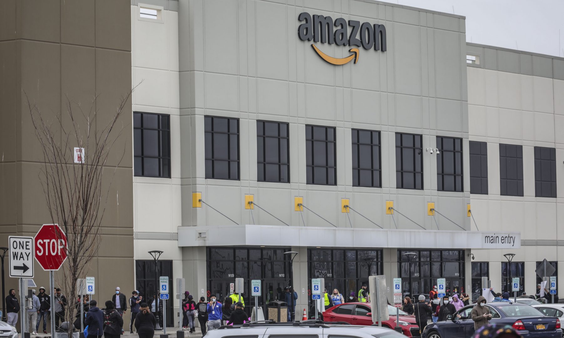 https://www.witf.io/wp-content/uploads/2021/03/AP_amazon_fulfillment_center_protest_03021-1802x1080.jpeg