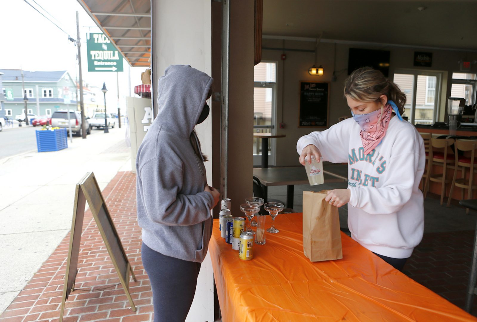 Stalemate breaks on mixed drinks to go for Pennsylvania bars and