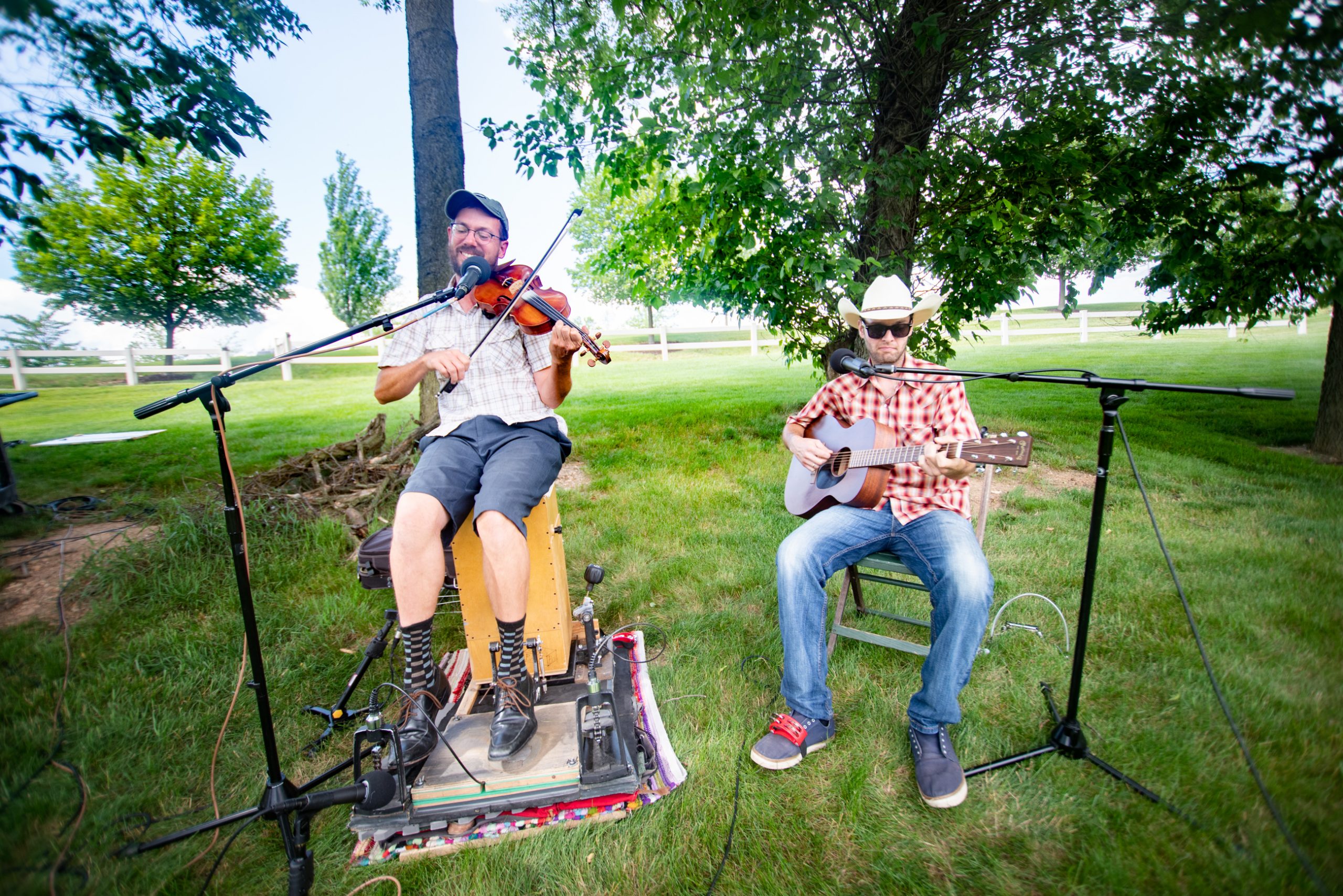 Ian and George playing fiddle and guitar.