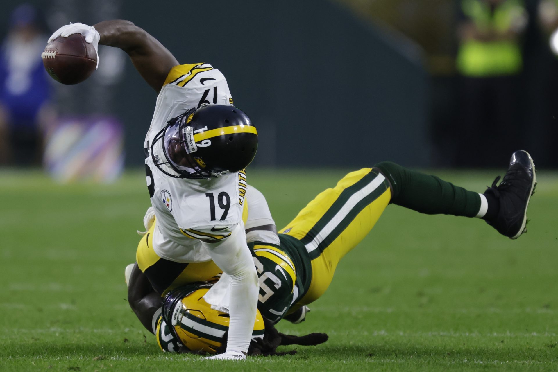 Green Bay Packers' De'Vondre Campbell stops Pittsburgh Steelers' JuJu Smith-Schuster from getting a first down during the second half of an NFL football game Sunday, Oct. 3, 2021, in Green Bay, Wis.