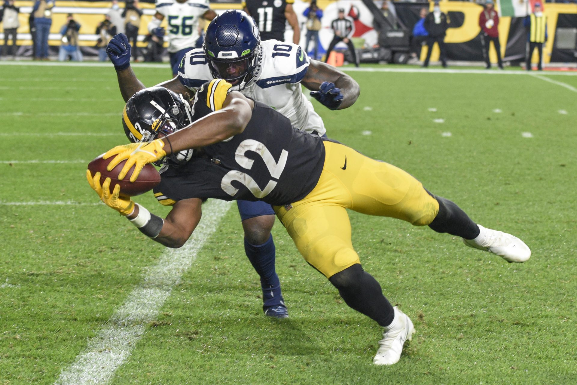 Pittsburgh Steelers running back Najee Harris (22) dashes past Seattle Seahawks defensive end Benson Mayowa (10) on his way to the end zone and a touchdown during the first half an NFL football game, Sunday, Oct. 17, 2021, in Pittsburgh.