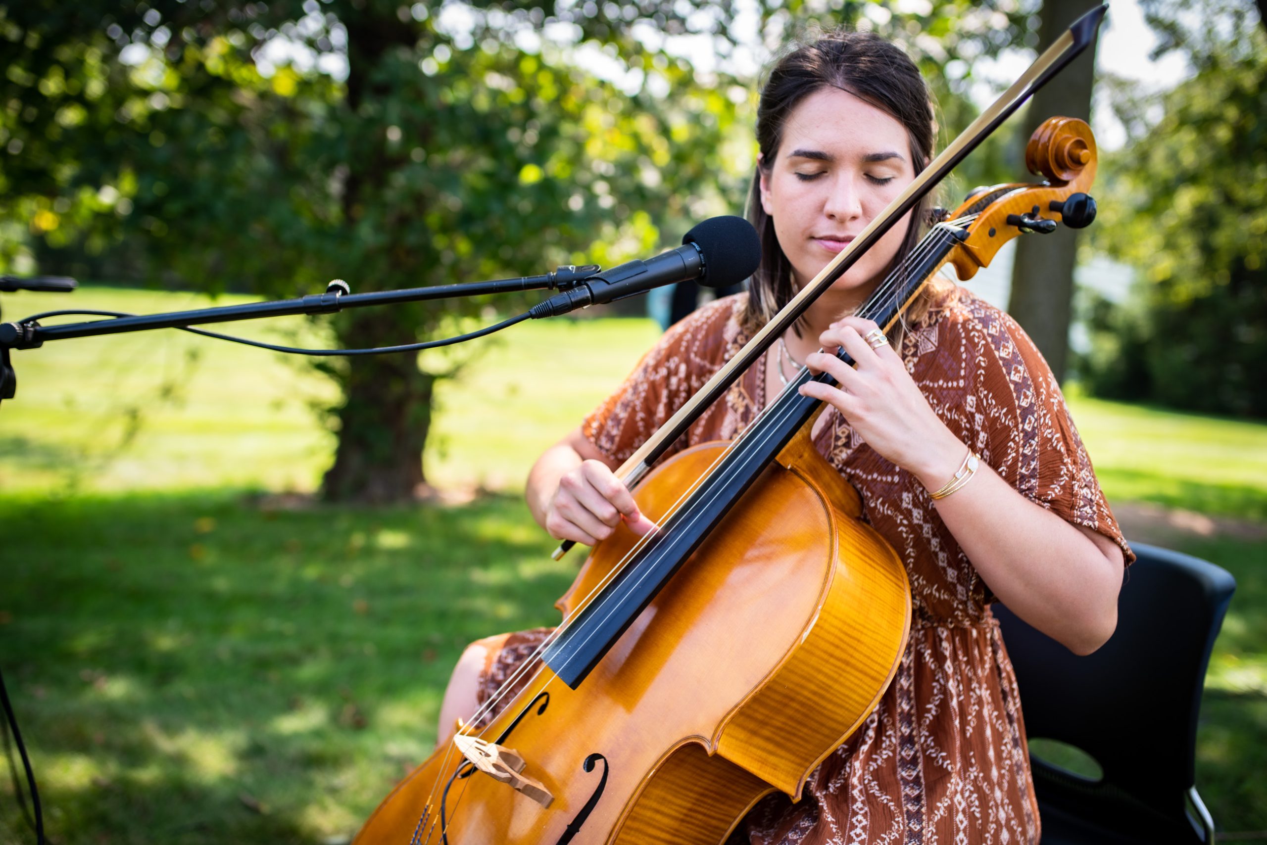 Monica de Vitry playing cello.