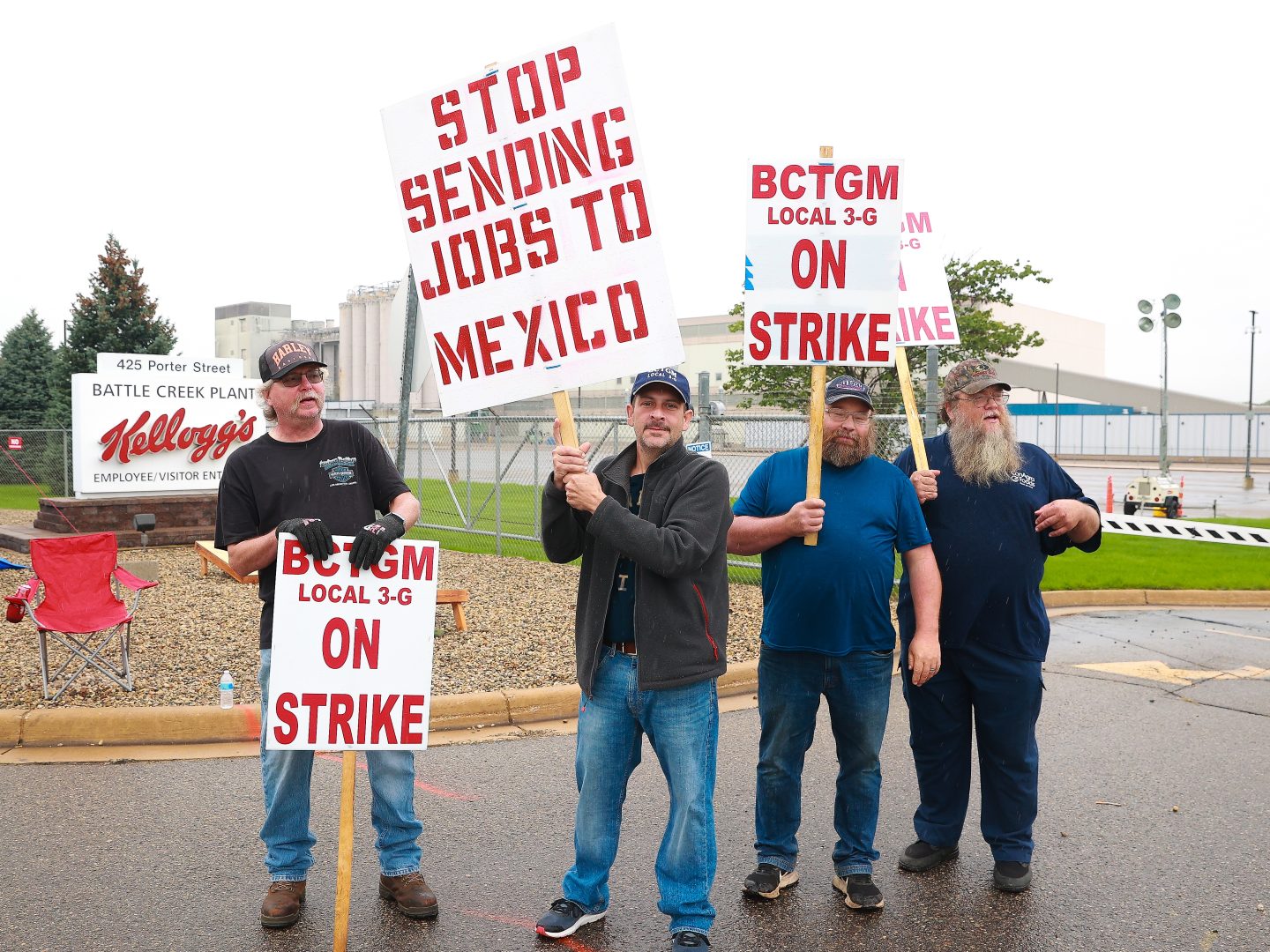 BATTLE CREEK, MI - OCTOBER 07: Kellogg's Cereal plant workers demonstrate in front of the Kellogg's Cereal Plant on October 7, 2021 in Battle Creek, Michigan. (Photo by Rey Del Rio/Getty Images)