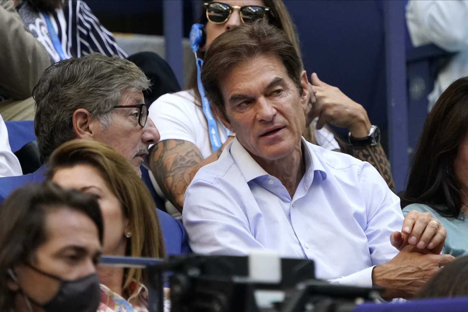 Dr. Oz, right, watches play between Emma Raducanu, of Britain, and Leylah Fernandez, of Canada, during the women's singles final of the US Open tennis championships, Saturday, Sept. 11, 2021, in New York.