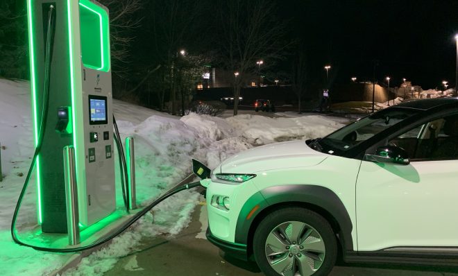 Un vehículo Hyundai Kona Electric recargando su batería en una estación de State College el 12 de Febrero del 2022.