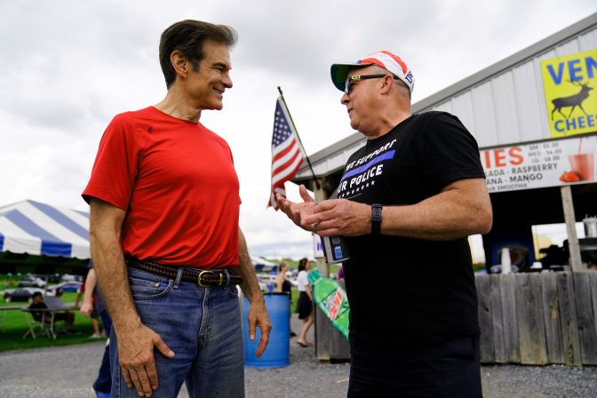 Mehmet Oz, der republikanische Kandidat für den US-Senat in Pennsylvania, trifft sich mit einem Teilnehmer während des Besuchs einer Autoausstellung in Carlisle, Pennsylvania, 14. Mai 2022.