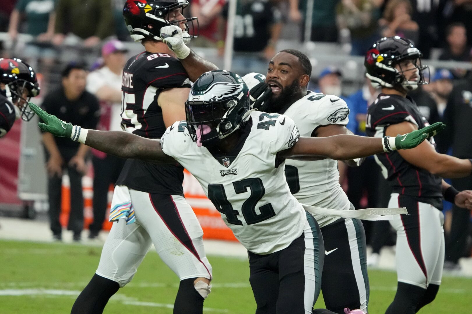 Eagles stay undefeated, hang on to beat Cardinals 20-17