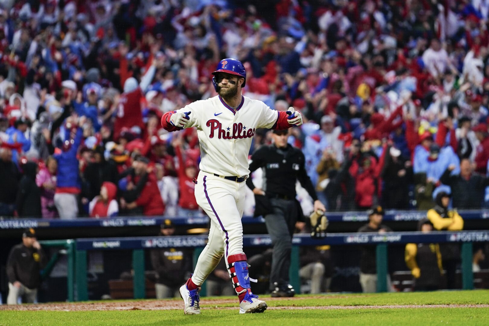Brycer Harper's late-inning heroics powers Phillies past Padres, into World  Series