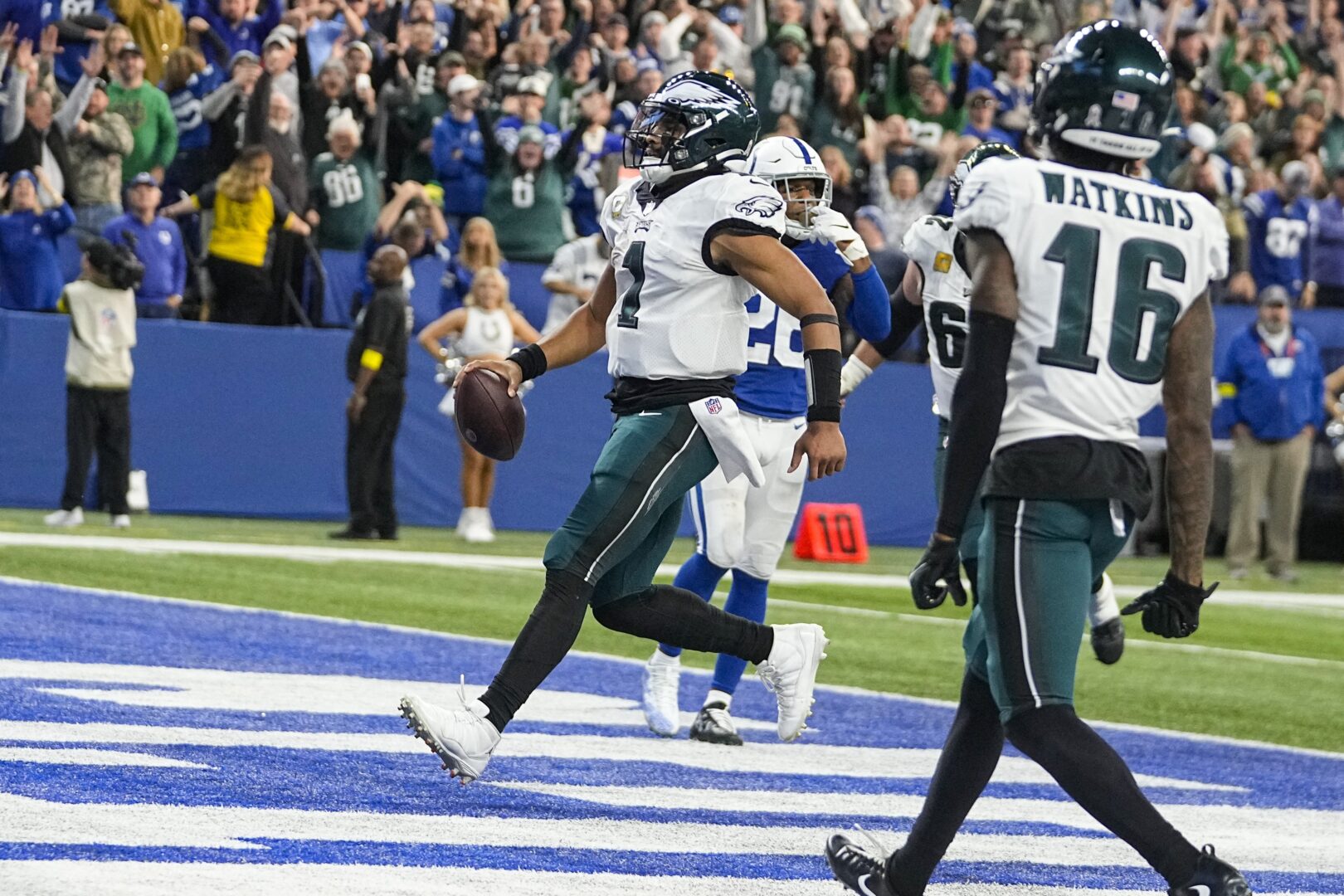 Jalen Hurts' late TD run gives Eagles 17-16 comeback win over Colts