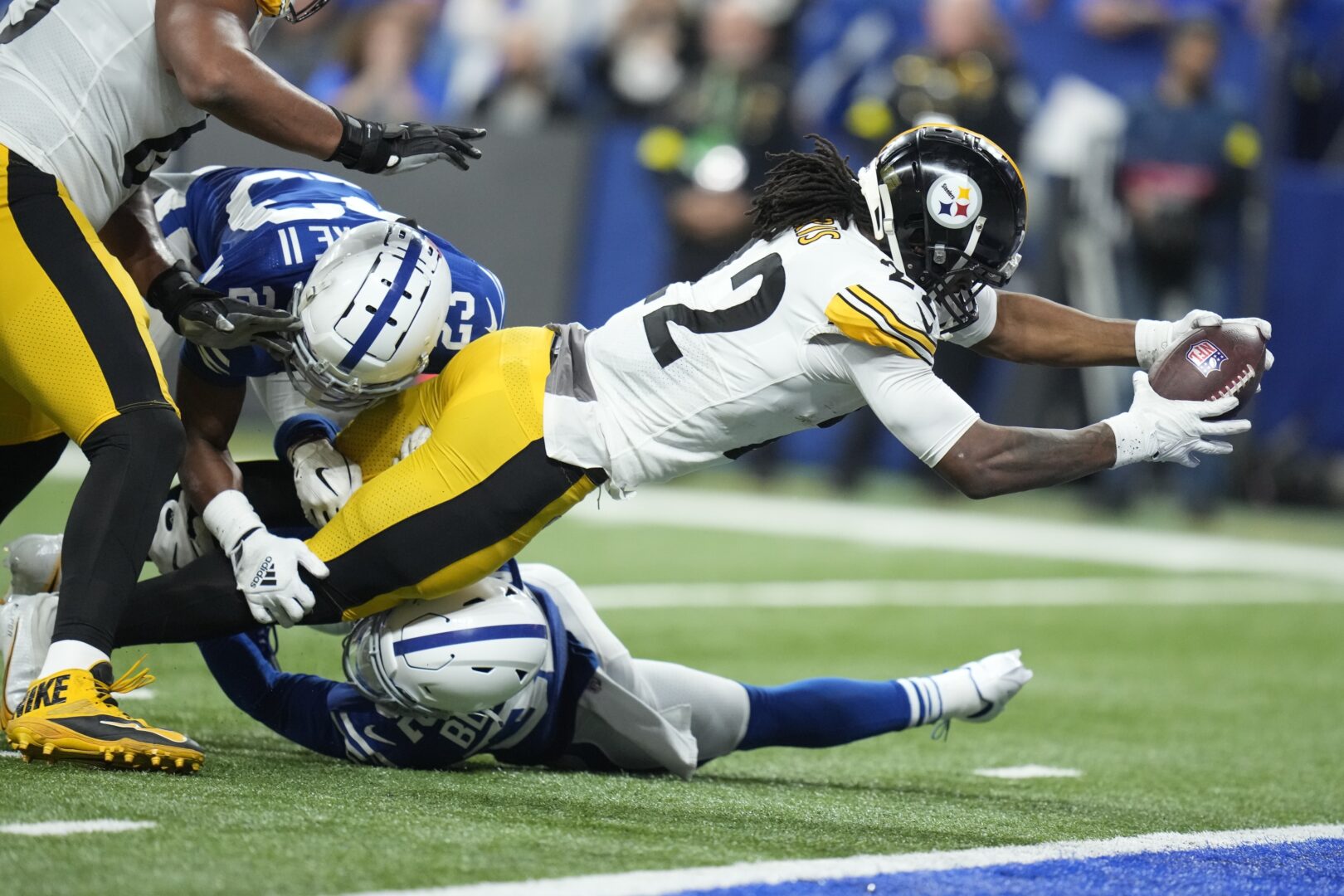 Pittsburgh Steelers running back Najee Harris (22) runs against