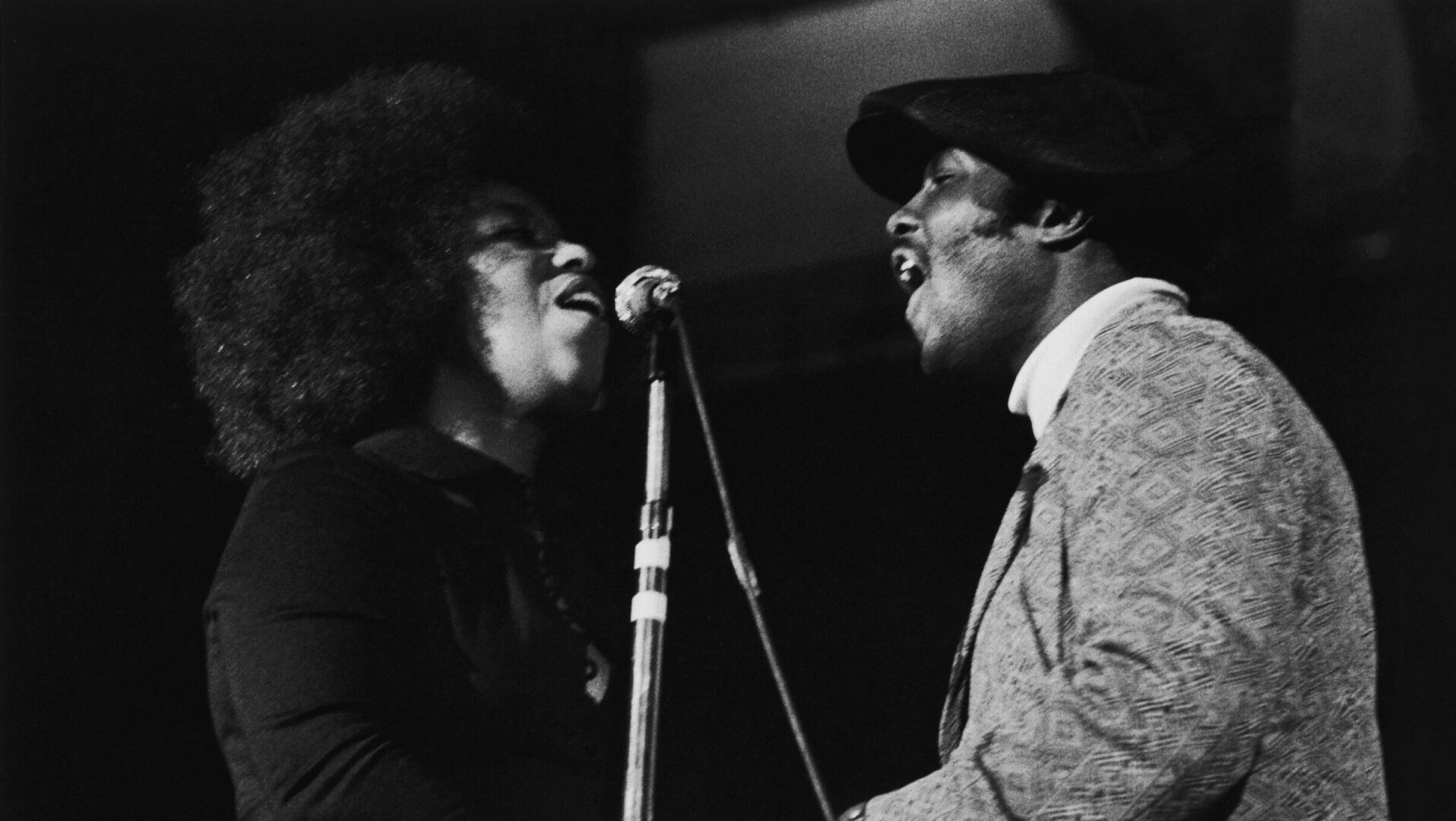 Soul singer Roberta Flack performs a duet with Donny Hathaway at the 1971 Black Expo in Chicago, IL.  (Vaughn Patterson/Ebony Collection)