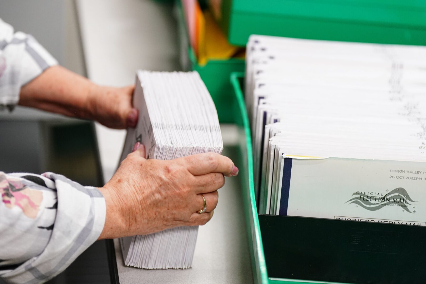 Las papeletas por correo se clasifican y cuentan en Allentown, condado de Lehigh, Pensilvania, el día de las elecciones de noviembre de 2022.