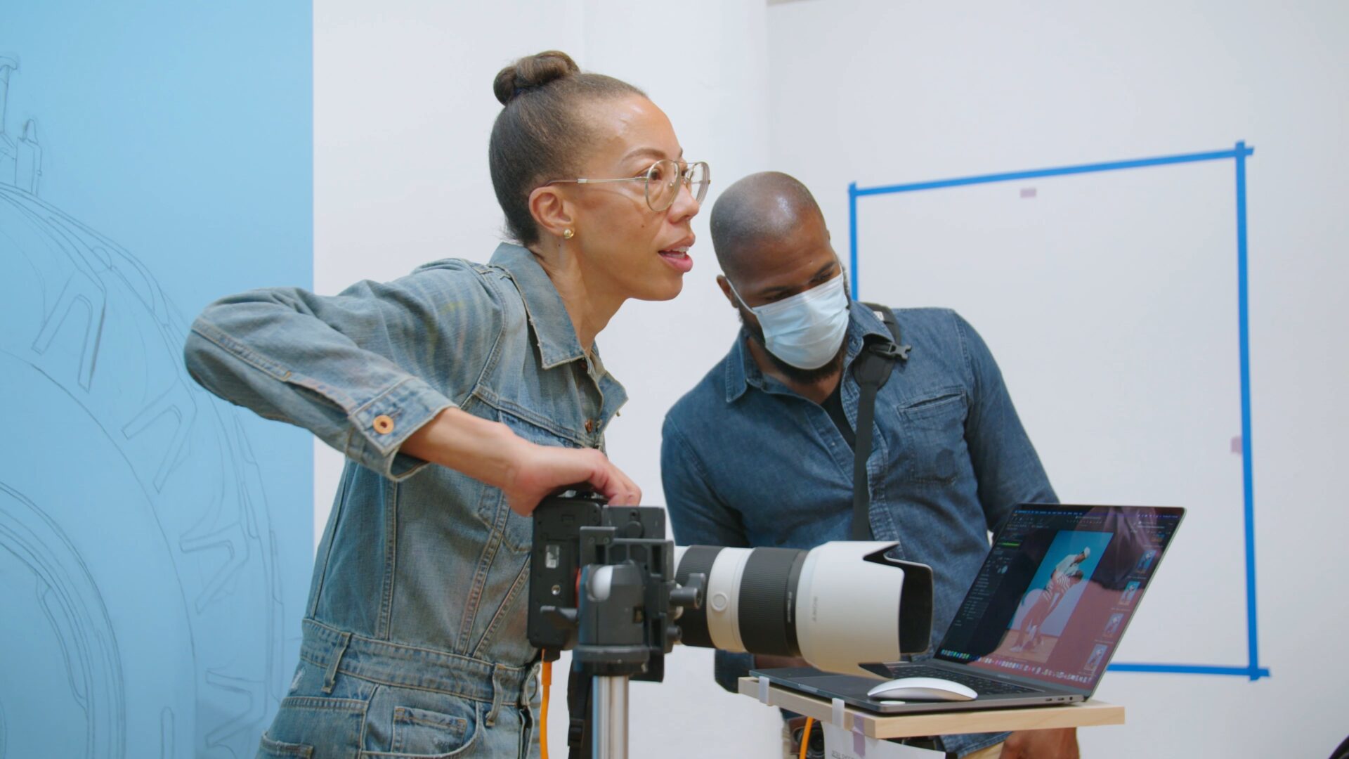 Amy Sherald photographing models in her Jersey City studio. Production still from the Art21 television series “Art in the Twenty-First Century,” Season 11, 2023.