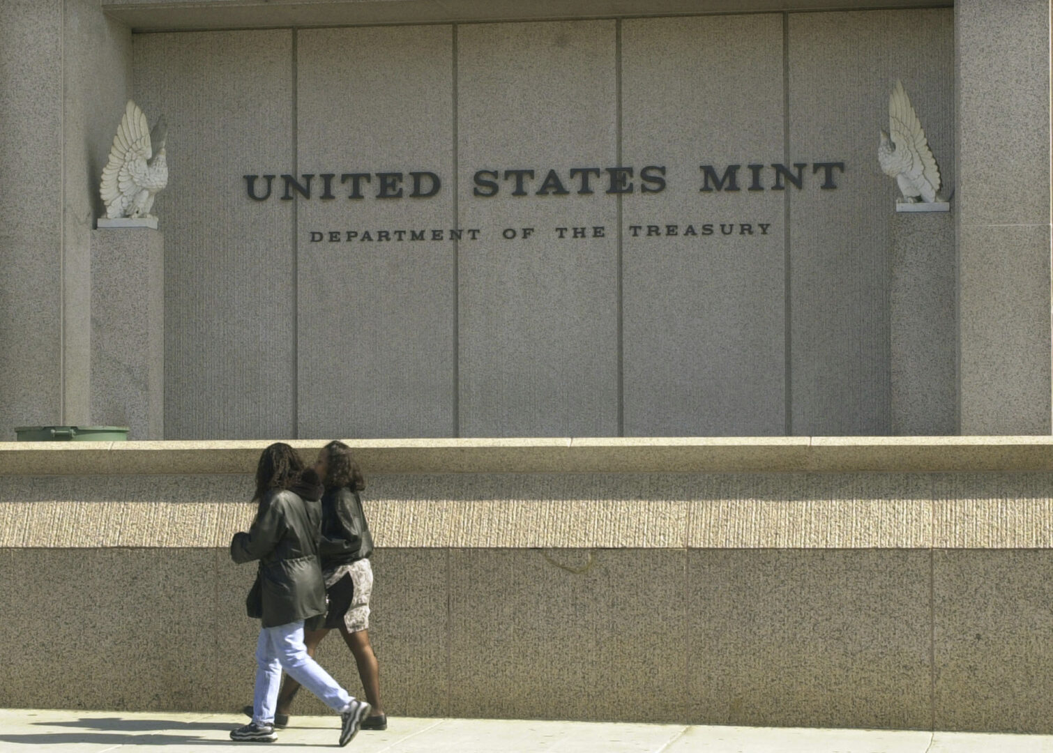 FILE - The United States Mint is seen, March 1, 2002, in Philadelphia. Federal authorities, in an indictment unsealed on Friday, Oct. 20, 2023, released more information and detailed charges in the theft of more than 2 million dimes earlier this year from a tractor-trailer that had picked up the coins from the U.S. Mint in Philadelphia. (AP Photo/Dan Loh, File)