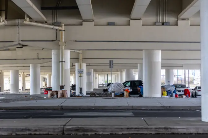 Encampments under Interstate 95 in Philadelphia. (Kimberly Paynter/WHYY)